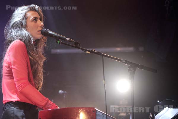 JULIA HOLTER - 2018-12-05 - PARIS - Petit Bain - 